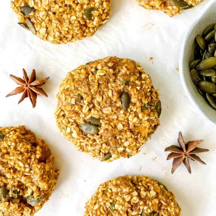 Oatmeal cookies with pumpkin seeds and star anise.