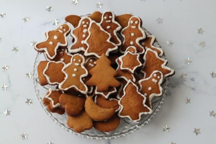 Gingerbread cookies in the shape of people and christmas trees.