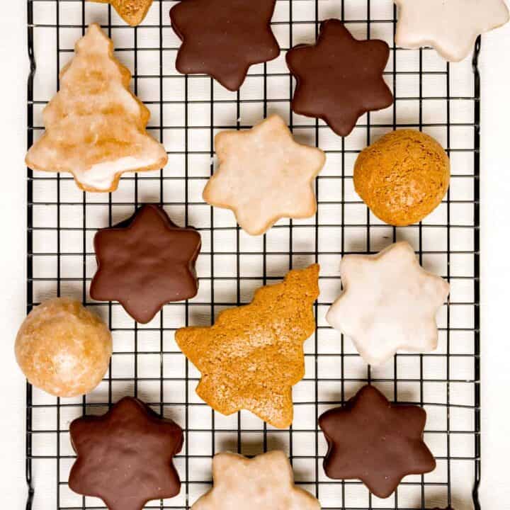 Star and christmas tree shaped lebkuchen with lemon icing or chocolate coating.